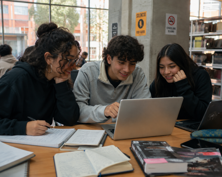 Bogotá entrega más de 560 becas y créditos para educación superior