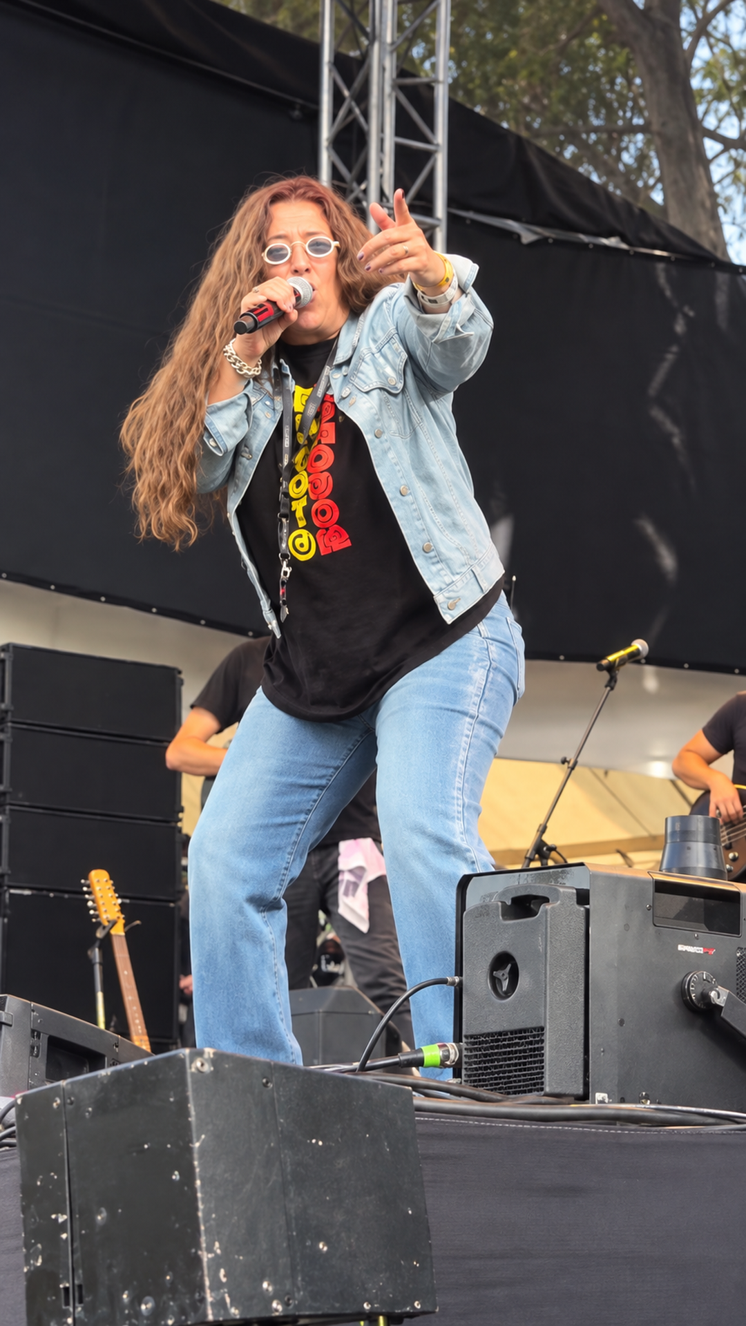 Elsa Riveros cantando en uno de los escenarios de Rock al Parque 2026