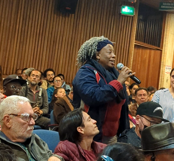 Asistente compartiendo su reflexión durante la jornada de AURA