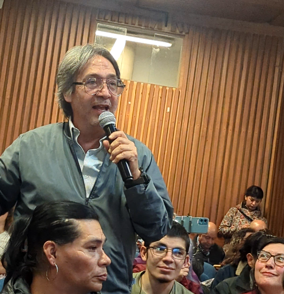 Participante durante el lanzamiento de la Escuela AURA en Bogotá