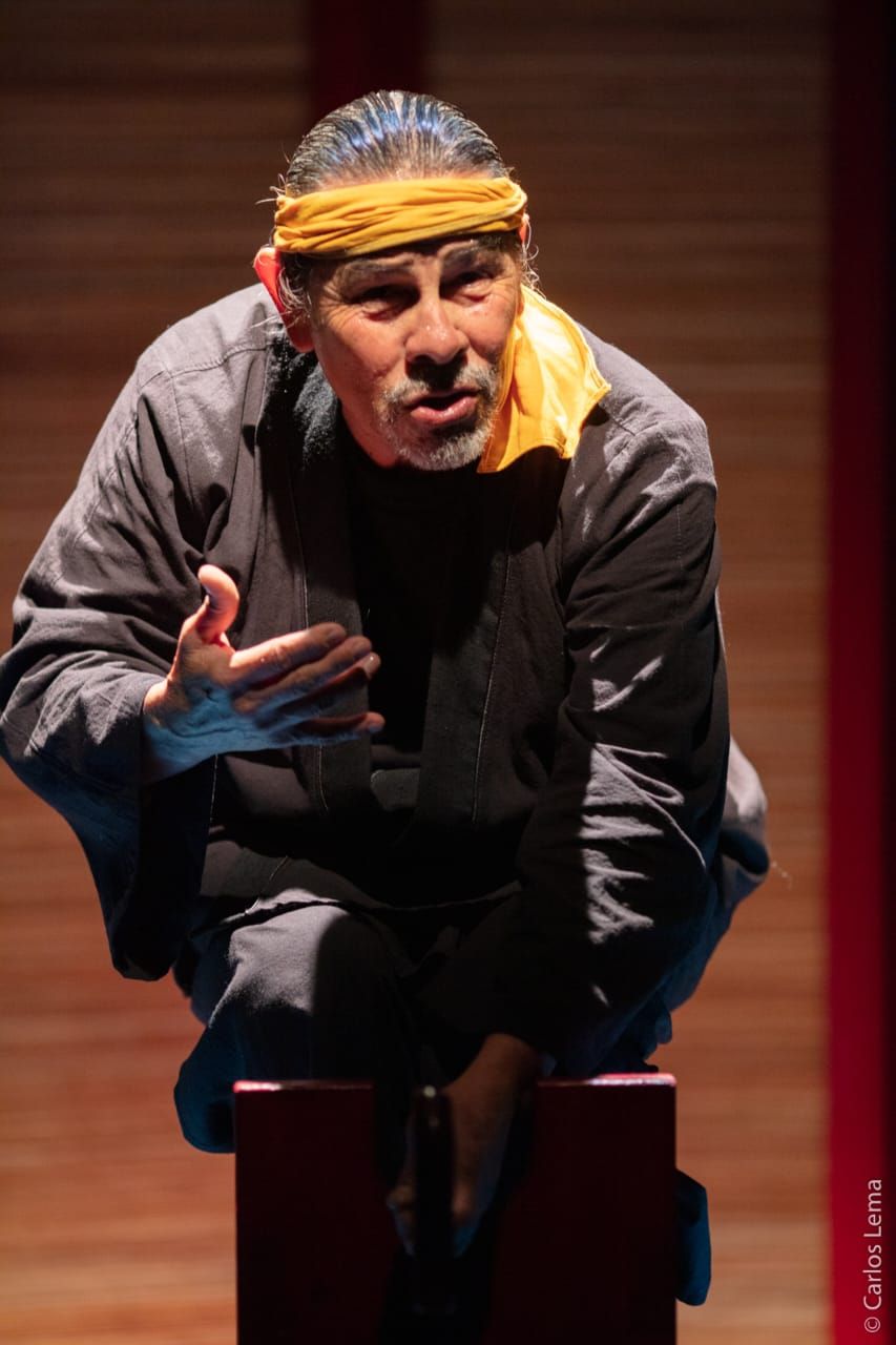Misael Torres durante una presentación teatral, ganador del Premio Vida y Obra Artística 2026