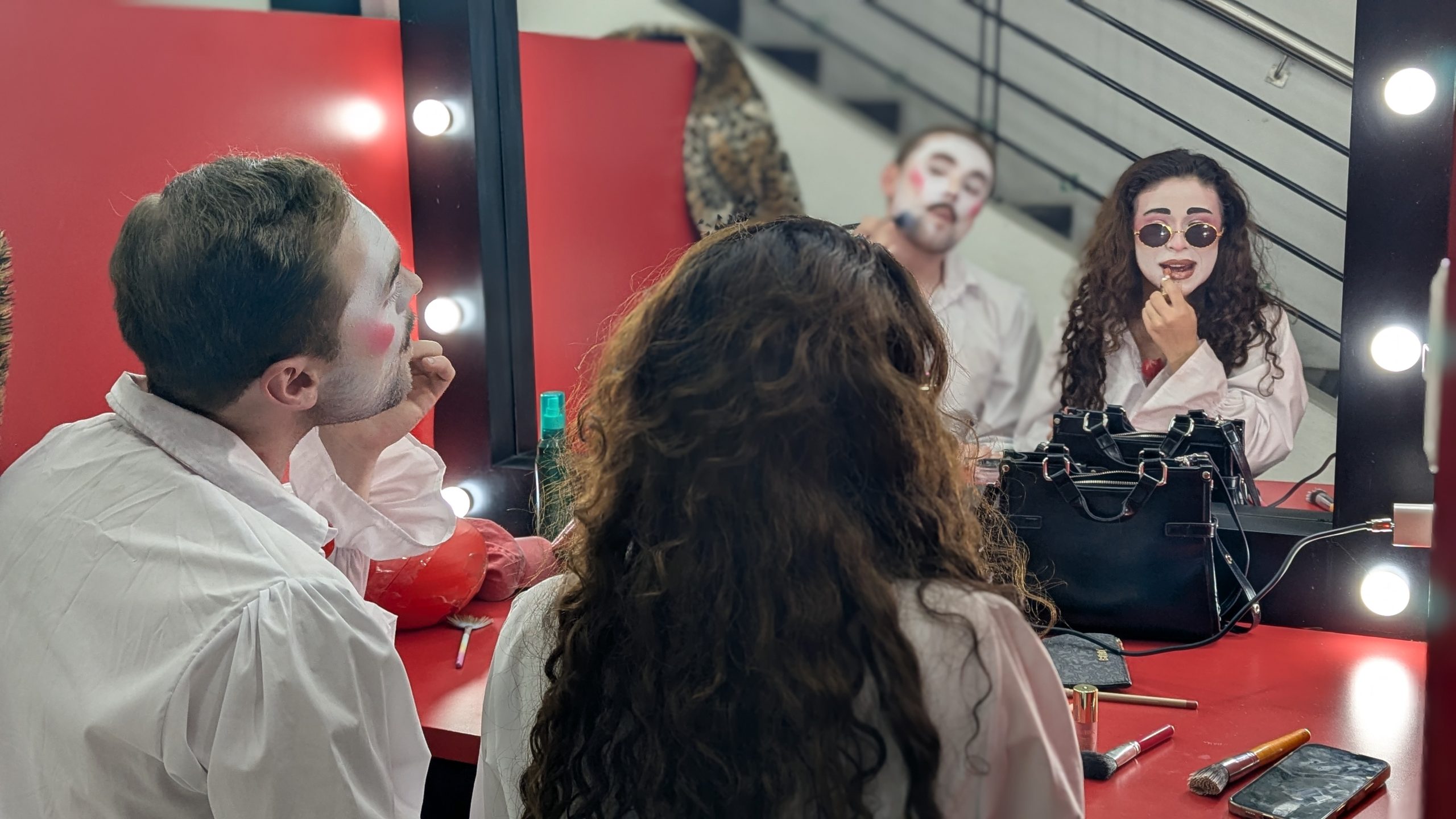 Integrantes de Átomos Teatro preparándose frente al espejo del camerino