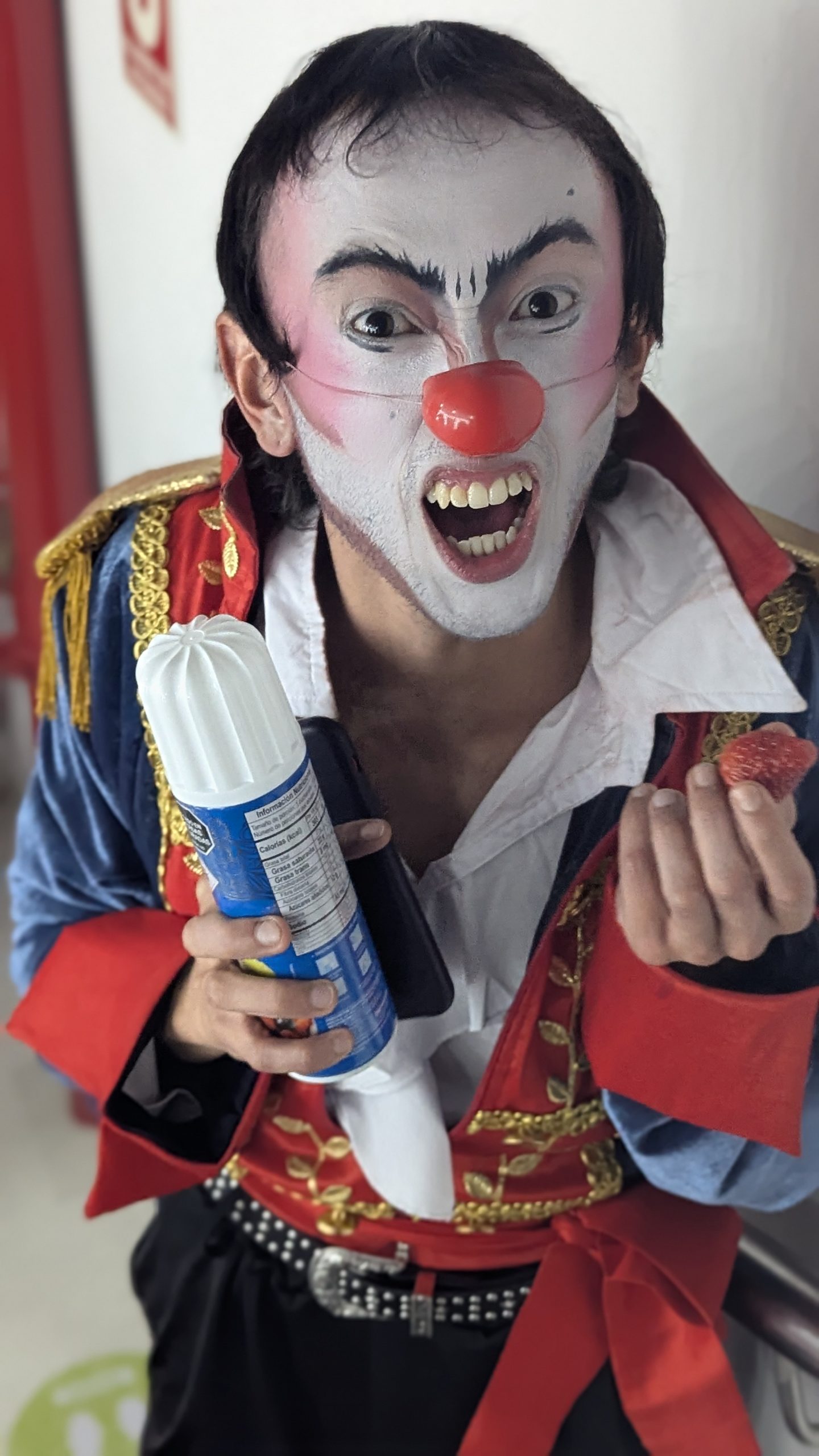 Actor de Átomos Teatro caracterizado como clown en el camerino