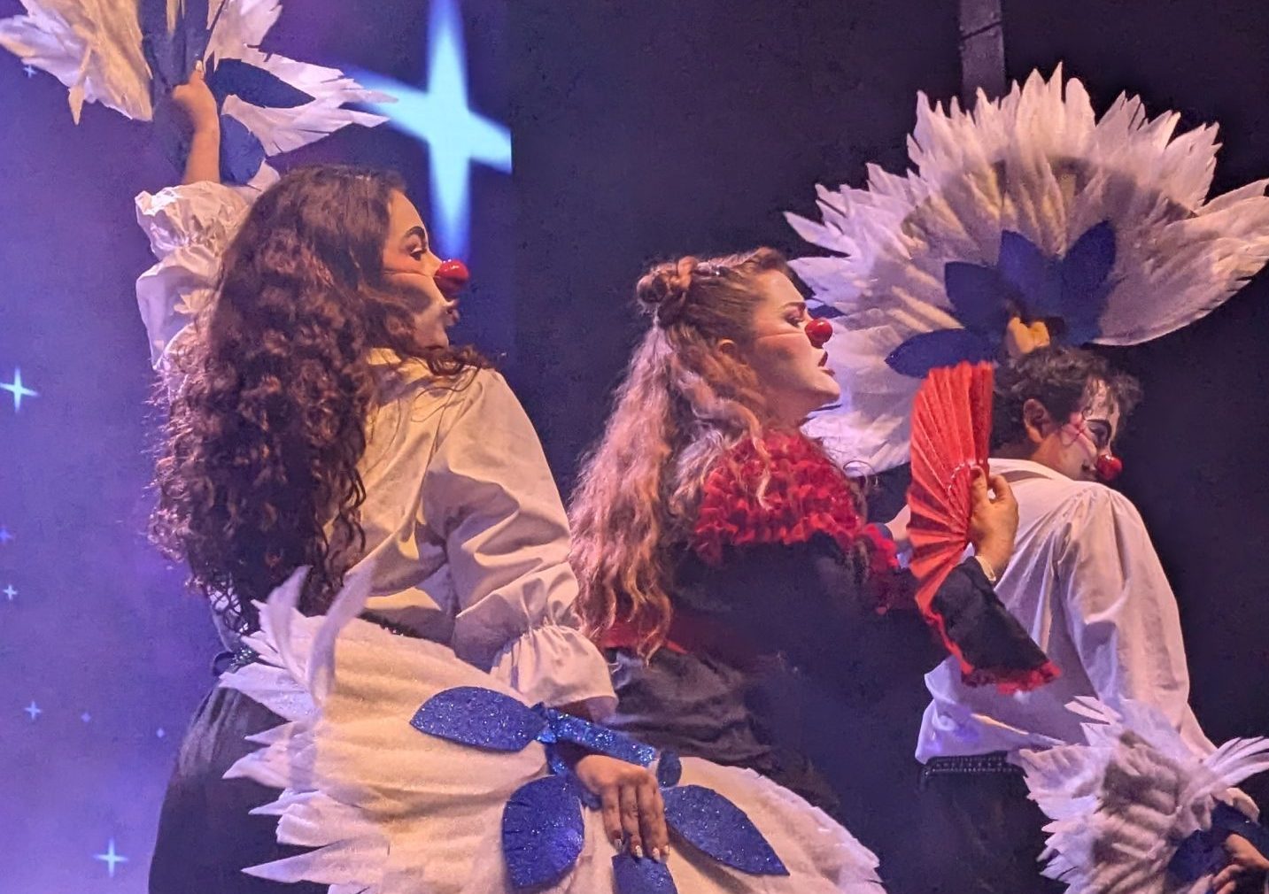 Actores de Átomos Teatro durante la obra