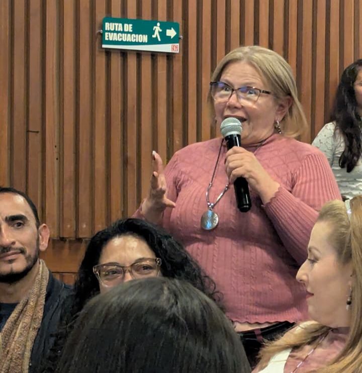 Participante de la Escuela AURA tomando la palabra durante el encuentro